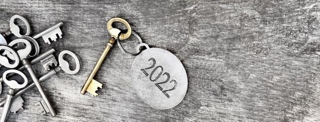 2022-grabado-anillo-vieja-llave-sobre-fondo-madera_100787-3722